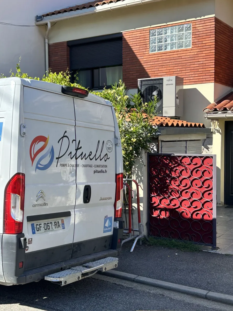 Unité extérieure de climatisation Atlantic installée par Pituello devant une maison à Toulouse