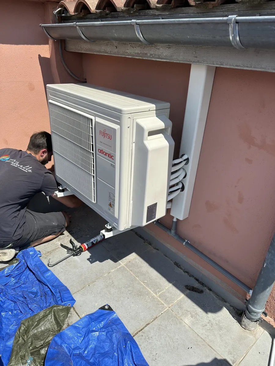 Installation d'une climatisation réversible par les techniciens Pituello sur une maison
