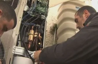 Techniciens Pituello en intervention sur les composants d'un climatiseur
