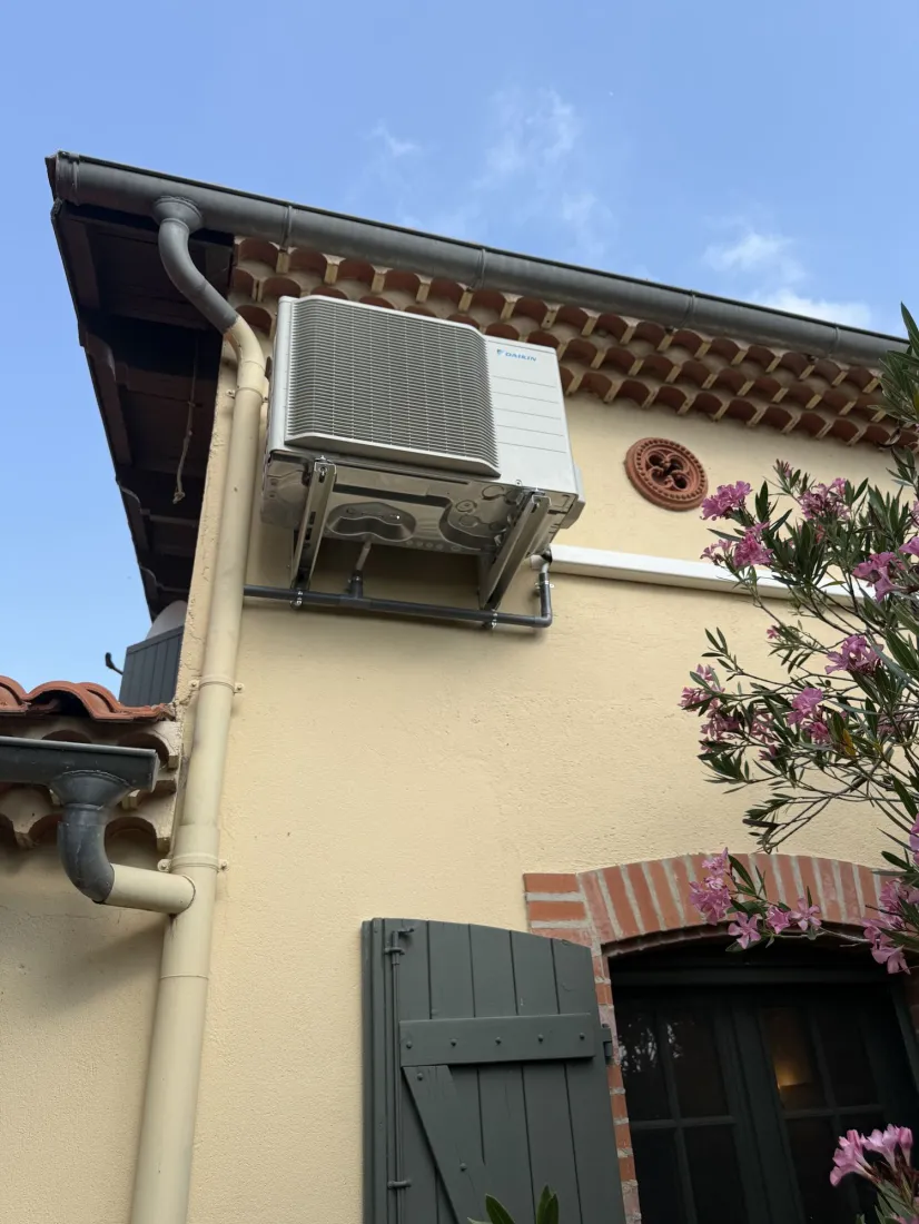 Unité extérieure de climatisation Daikin posée en façade à Toulouse