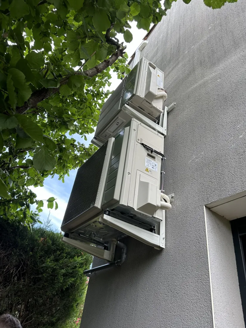 Deux unités extérieures de climatisation multisplit installées à Toulouse