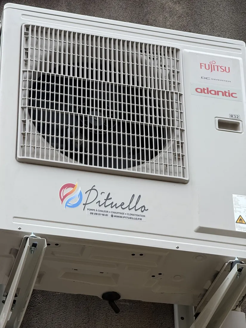 Unités extérieures de climatisation Atlantic sur lit de galets à Toulouse