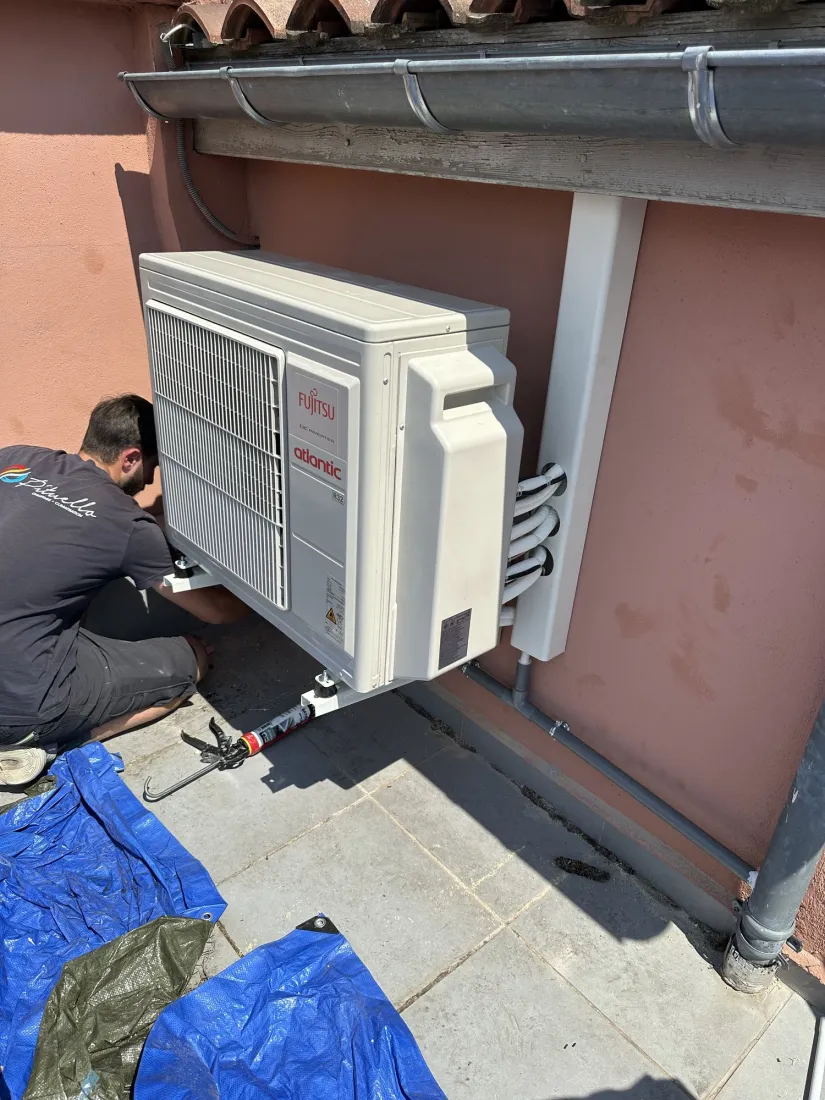 Technicien Pituello installant une unité extérieure de climatisation à Toulouse