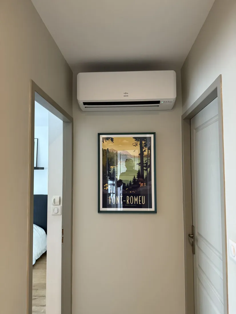 Climatiseur mural discret installé dans un couloir à Toulouse