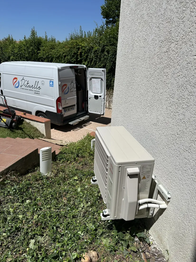 Unité extérieure de climatisation posée par Pituello dans le secteur d'Auterive