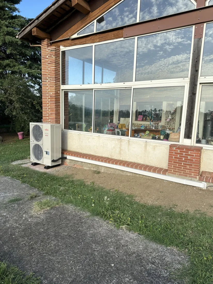 Unité intérieure murale de climatisation réversible posée par Pituello