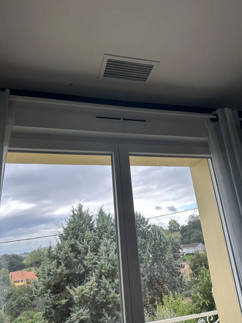Liaisons frigorifiques et unité de climatisation installées proprement par Pituello