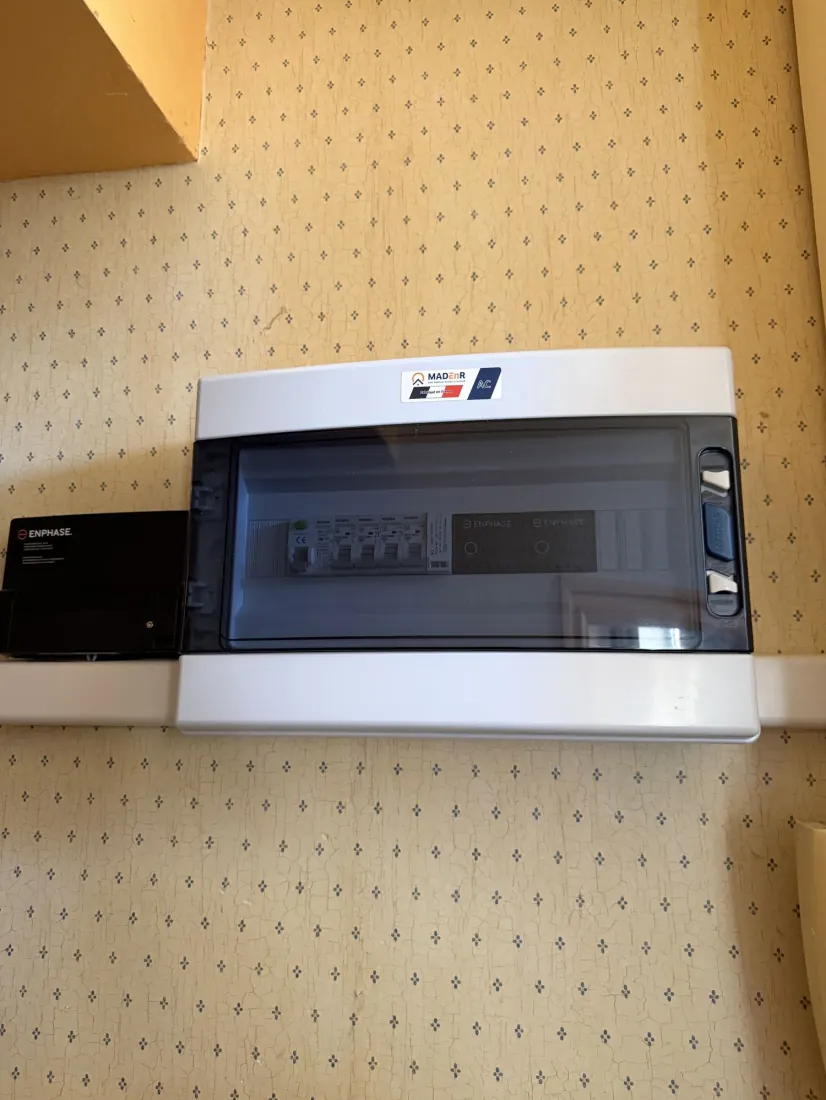 Coffret électrique et passerelle Enphase d'une installation photovoltaïque