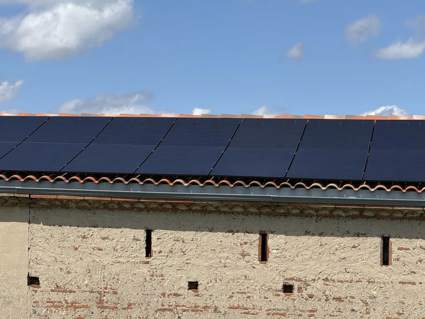 Panneaux photovoltaïques installés sur une grange, vue rapprochée