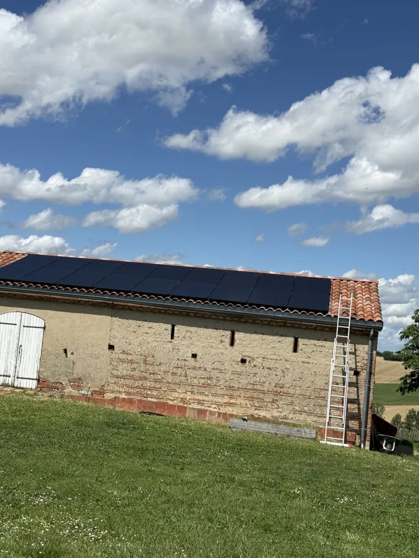 Vue d'ensemble d'une grange agricole équipée de panneaux photovoltaïques