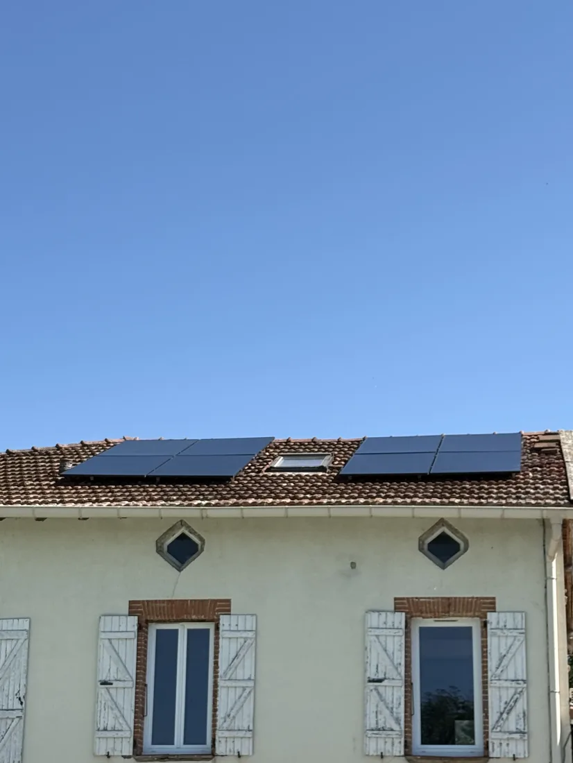 Panneaux photovoltaïques posés sur la toiture en tuiles d'une maison