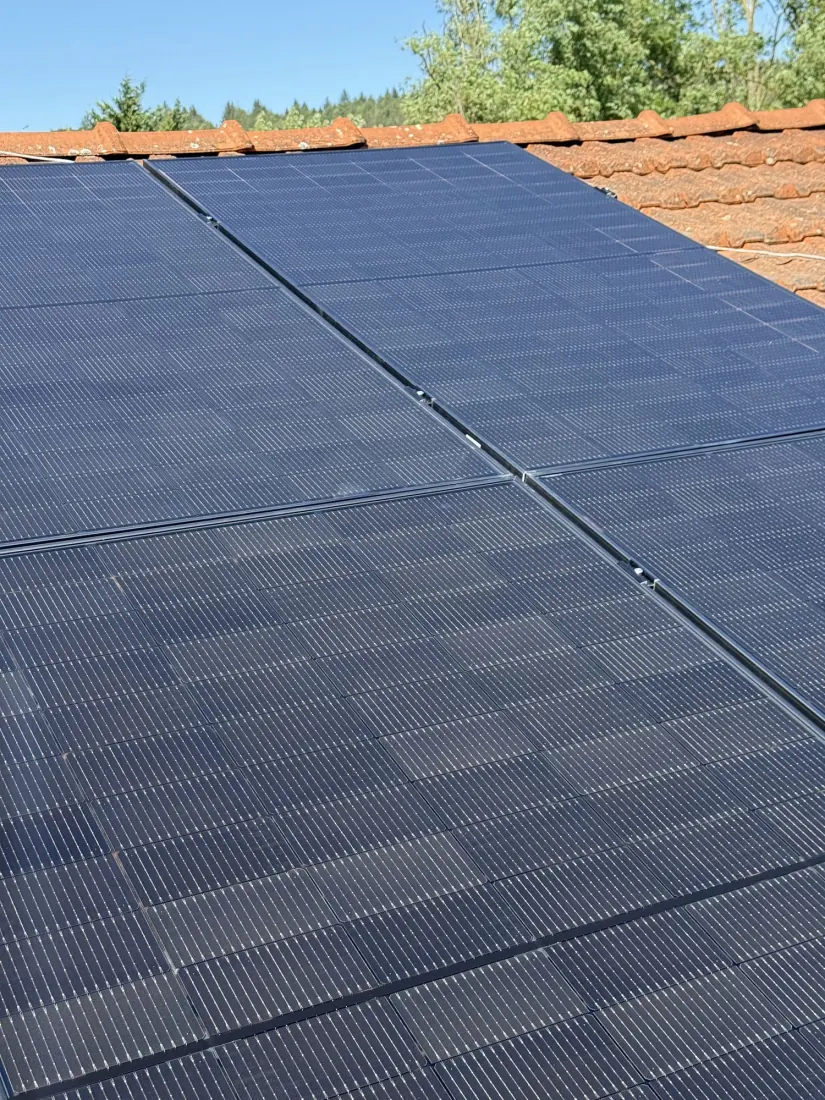 Gros plan sur des panneaux photovoltaïques fraîchement posés