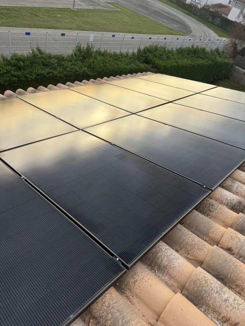 Reflet du ciel sur des panneaux photovoltaïques installés