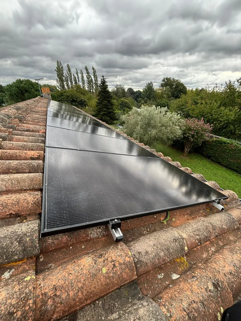 Panneaux photovoltaïques installés sur une toiture, vue rapprochée côté jardin
