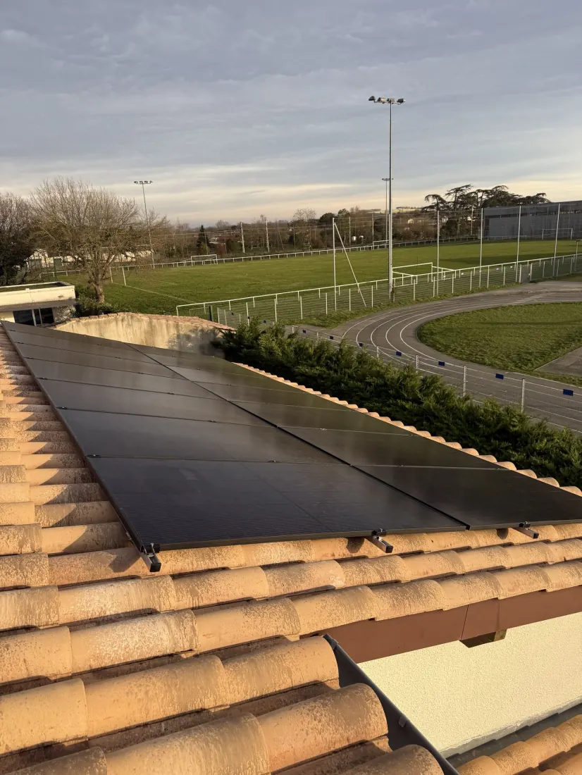 Installation photovoltaïque surplombant un terrain de football