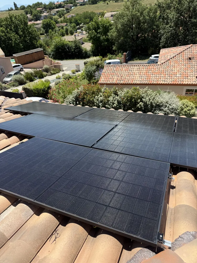 Vue aérienne de panneaux photovoltaïques installés sur une toiture en tuiles