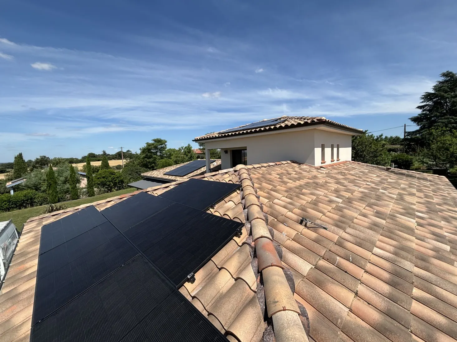 Maison individuelle équipée de panneaux photovoltaïques par Pituello