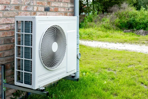Unité extérieure de pompe à chaleur air-air installée par Pituello à Toulouse