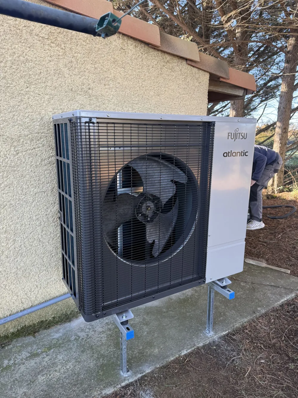 Installation d'une pompe à chaleur air/eau par un technicien Pituello