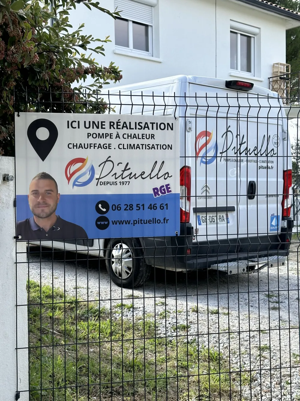 Pancarte Ici une réalisation Pituello devant un chantier
