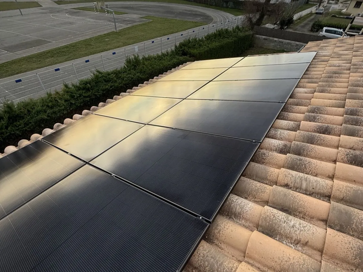 Panneaux photovoltaïques installés par Pituello sur un bâtiment surplombant un stade