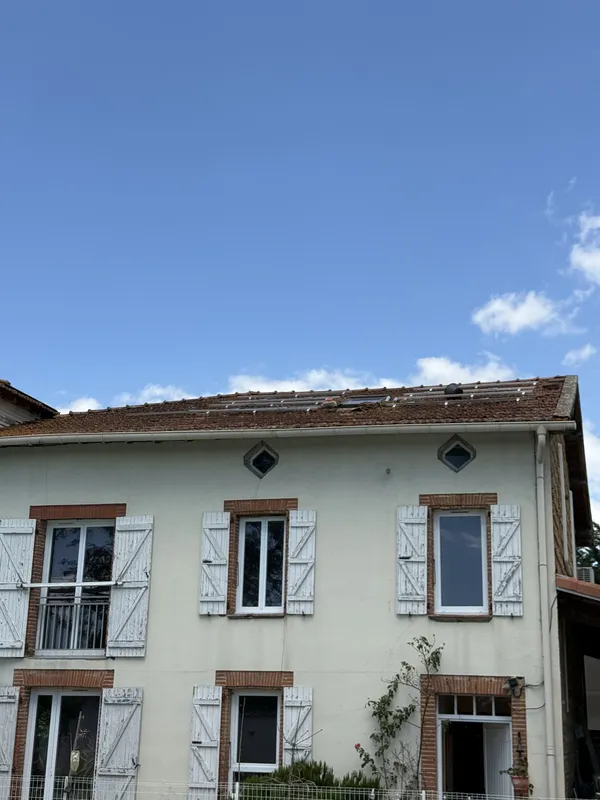 Toiture en tuiles canal d'une maison à Calmont avec les rails de fixation posés avant les panneaux photovoltaïques, juillet 2025