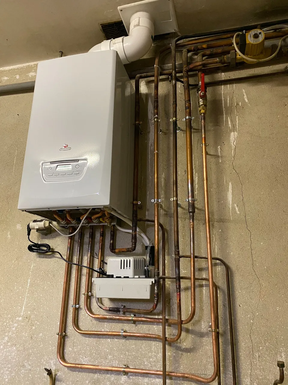 Installation de chaudière gaz à condensation adaptée au logement